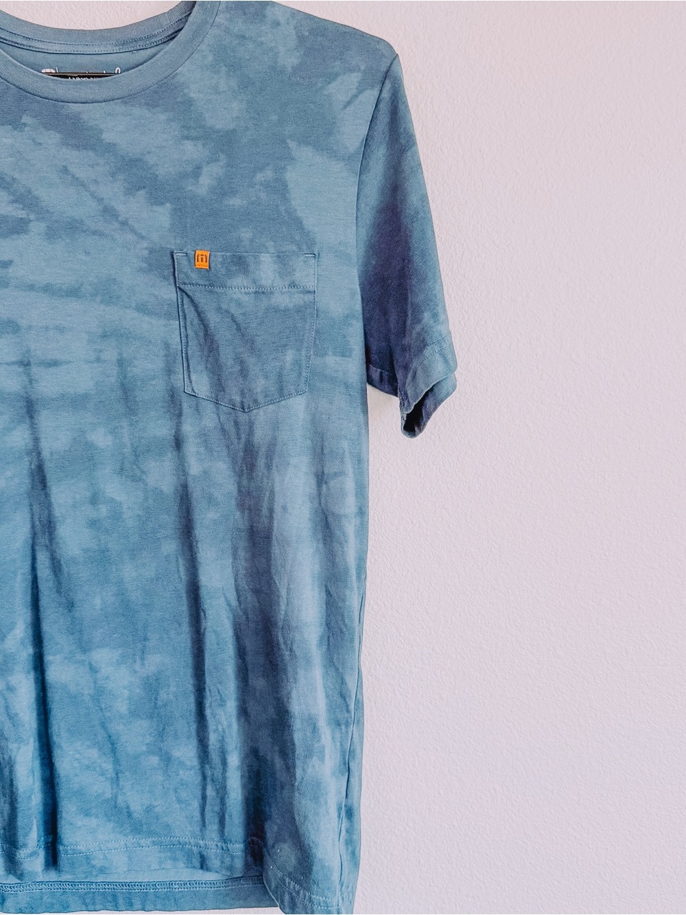 Travis Mathew Blue Tie Dye Cloud Wash Pocket T-Shirt. Size Small